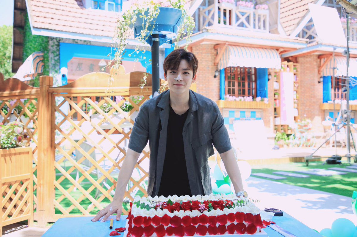 dramapotatoe's tweet image. #HouMinghao celebrates his birthday on the set of his currently filming drama #ReadingClass

#neohou