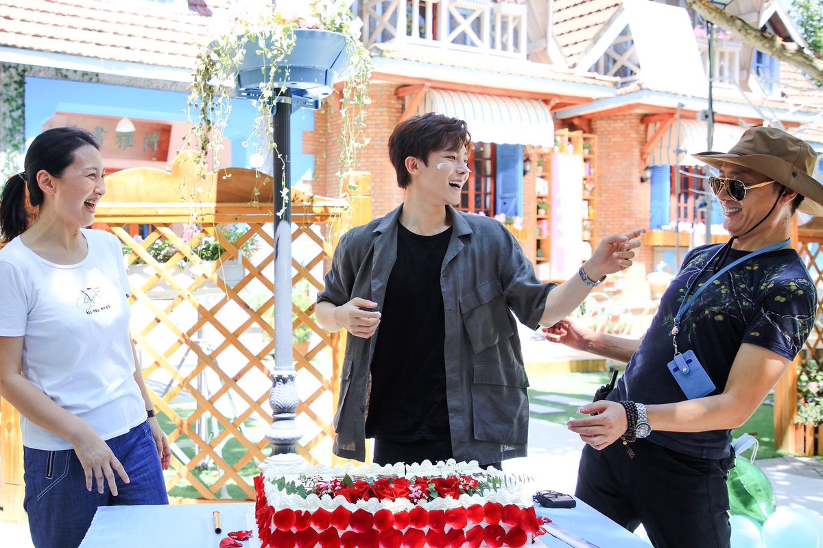 dramapotatoe's tweet image. #HouMinghao celebrates his birthday on the set of his currently filming drama #ReadingClass

#neohou