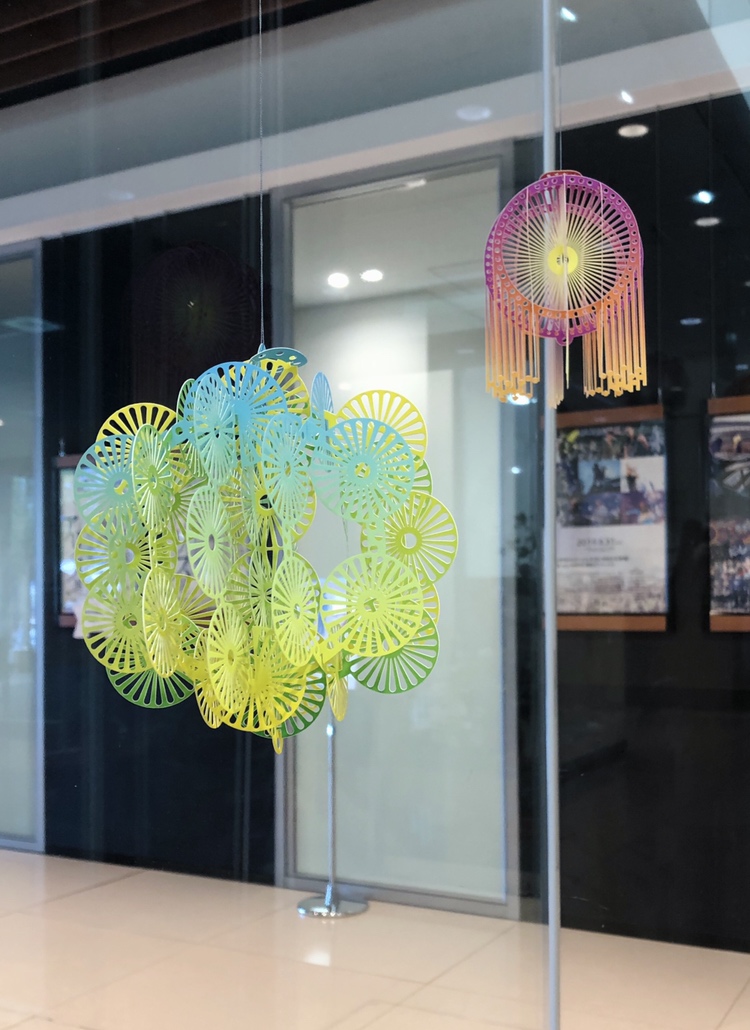 情報工房doc 万代メディアシップ店 على تويتر 今年は花火が見られなくて残念 というみなさま 当店では閉店後にメディアシップの横に かみはなび を打ち上げています ブラインドのメディアシップイラストの横に飾っています 長岡花火 を精巧に再現した