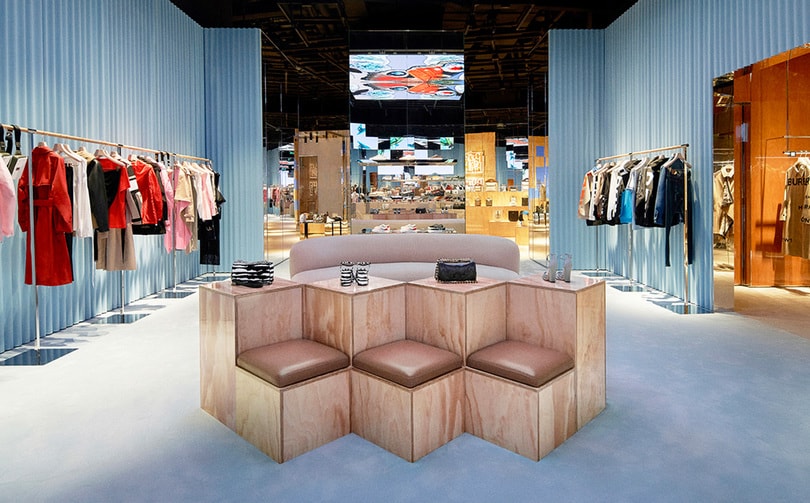 CaadDesign's tweet photo. La marca de moda @Burberry inaugura su primera #SocialStore en #Shenzhen #China. Desarrollada por la multinacional Tencent @TencentGlobal, incorpora los últimos avances tecnológicos integrando la #tienda física y las #RedesSociales. 📲🛍 https://t.co/u7576lTIZS
#Retail https://t.co/qQukVIx3h7