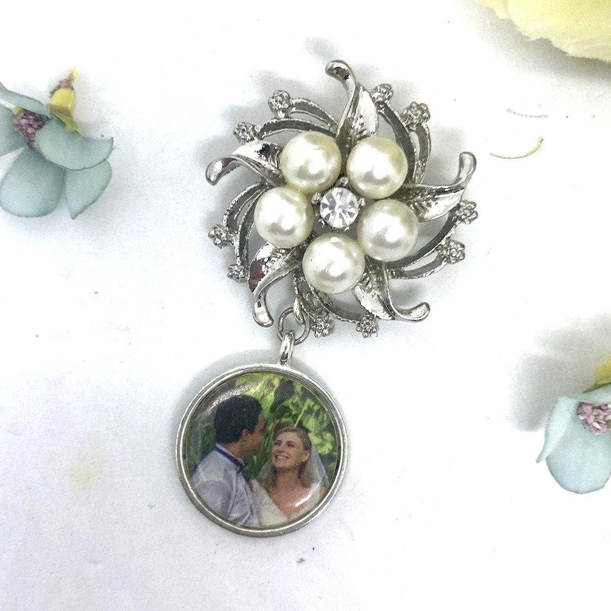 SILVER PEARL BROOCH Bouquet Memory Charm Pin - Round Plain Edge Memory Charm @bejewelled_bridal #memorycharm#photocharm #photocharms #bouquetcharm #picturecharm#bridalaccessories