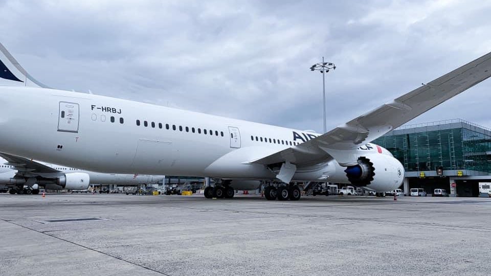 airplusnews's tweet photo. 🇫🇷🍇 Air France a réceptionné la semaine dernière son dernier Boeing 787, baptisé - Saint Émilion - !

Ce nouvel appareil de dernière génération peut accueillir 276 passagers dont 30 en classe Affaires, 21 en Premium et 225 en Economie.

📷 Y Forsan https://t.co/IbqUtvk09A