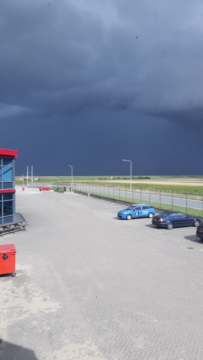 Donkere lucht komt Nederland binnen via Harlingen🤨