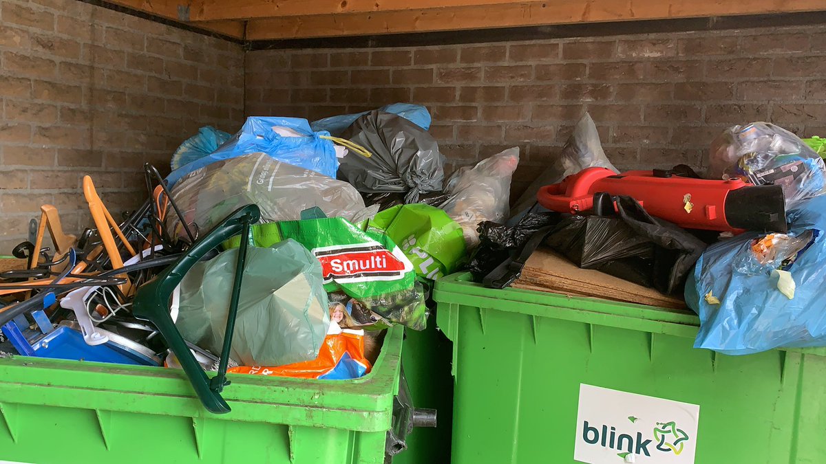 HuubNiessen's tweet photo. Er wordt veel afval gestort door mensen die er geen recht op hebben. Men heeft onrechtmatig toegang tot container ruimtes. De afdeling stadsreiniging van de gemeente gaat op een aantal locaties cilinders wisselen voor gecertificeerde cilinders. https://t.co/OjUE4CWPyA