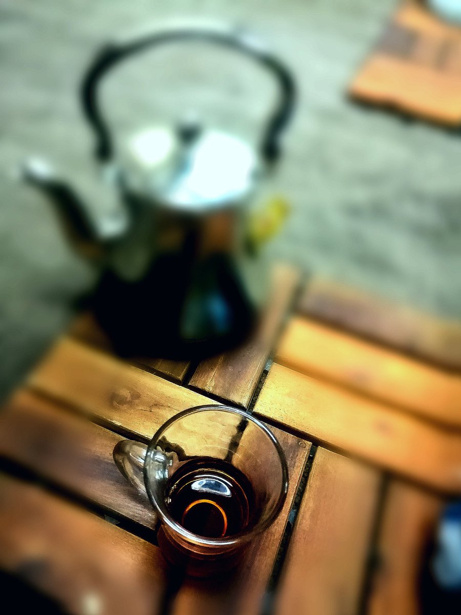 السنافي دايمـ يضحك حجاجه ،
         وكلمة أبشر بالسعد عجلٍ عليها !

سارحٍ مع ذا ومعطي ذاك حاجه ،
           و كل وقفة طيبة تلقاه فيها.
#ساره_حمود_القحطاني 
#سناب_شات