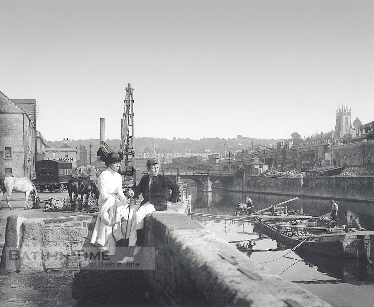 A gem of a photo to brighten your Monday morning. Taken at Broad Quay, Bath c.1910. I worry for the chap pushing the wheelbarrow! The Full Moon pub in the background was located at the bottom of Southgate St.  bathintime.co.uk/watching-the-b…