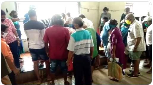 Javedkhan9330's tweet photo. No Social Distancing at mapusa fish market. https://t.co/iHpZNvZ4YC