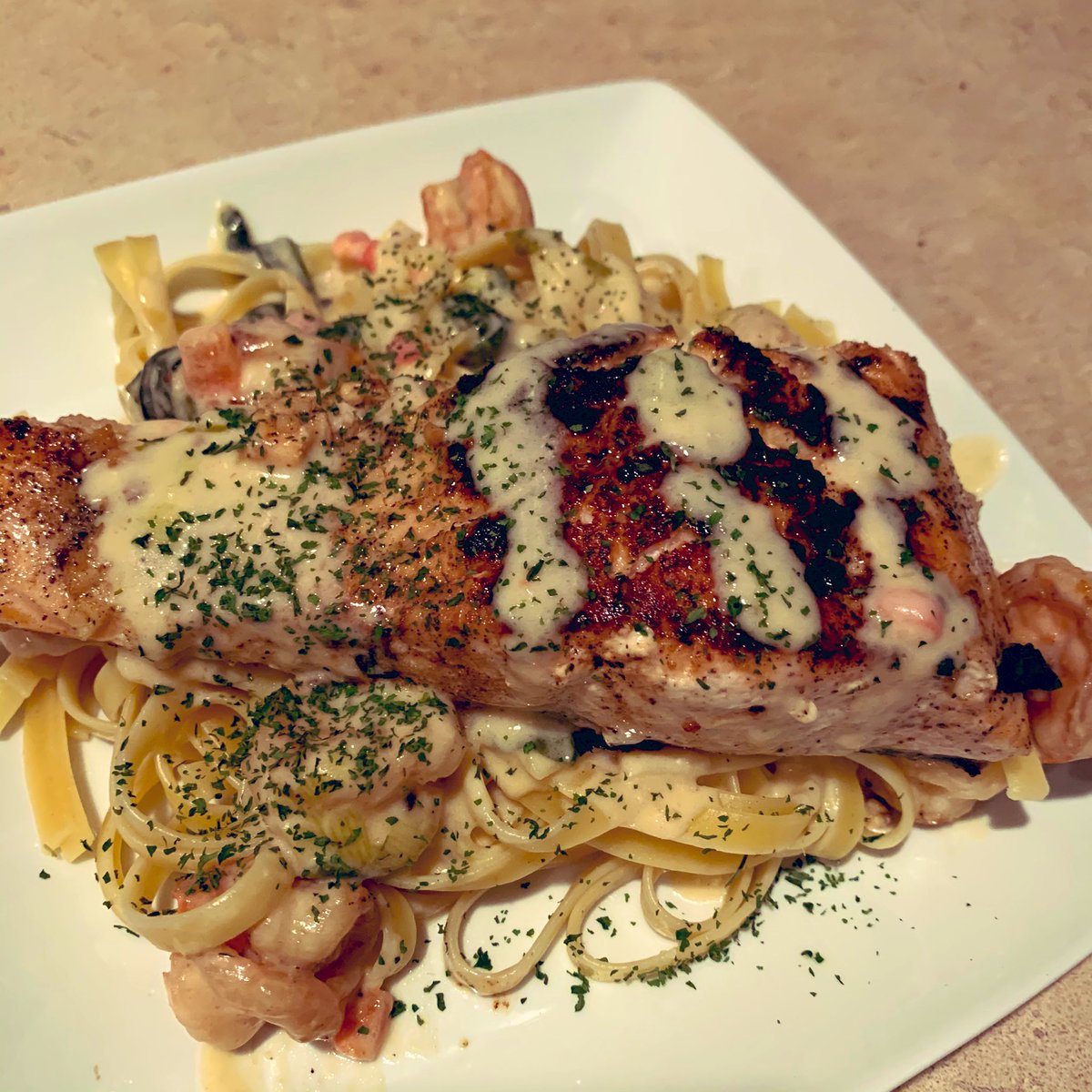 _AC_15_'s tweet photo. Homemade shrimp Alfredo with salmon π₯΅π₯΅ #ChefAC name another nigga better.... Iβll wait π
π
π https://t.co/NE8NGkILOR