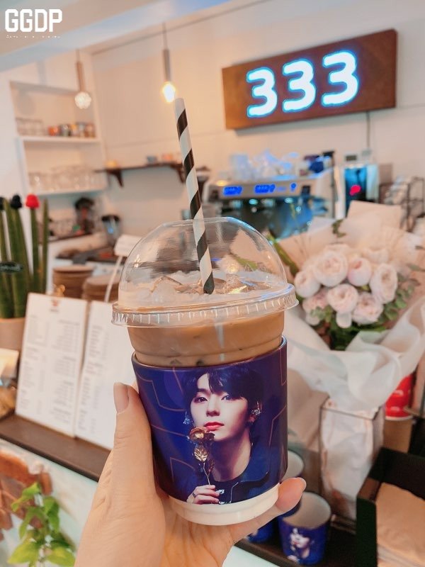 adavengers3's tweet photo. #성윤 이의 서포트가
홍대역 근처 '카페333'에서
4일 내일까지 진행됩니다❤
컵홀더 멋지죠><
#골든차일드Y #Y #와이 #최성윤 #골든차일드성윤 #골든차일드 #GOLDENCHILD #Golden_Child #Gol_Cha https://t.co/7mx6nkcv4F
