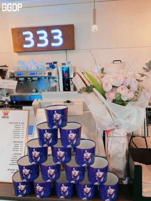 adavengers3's tweet photo. #성윤 이의 서포트가
홍대역 근처 '카페333'에서
4일 내일까지 진행됩니다❤
컵홀더 멋지죠><
#골든차일드Y #Y #와이 #최성윤 #골든차일드성윤 #골든차일드 #GOLDENCHILD #Golden_Child #Gol_Cha https://t.co/7mx6nkcv4F