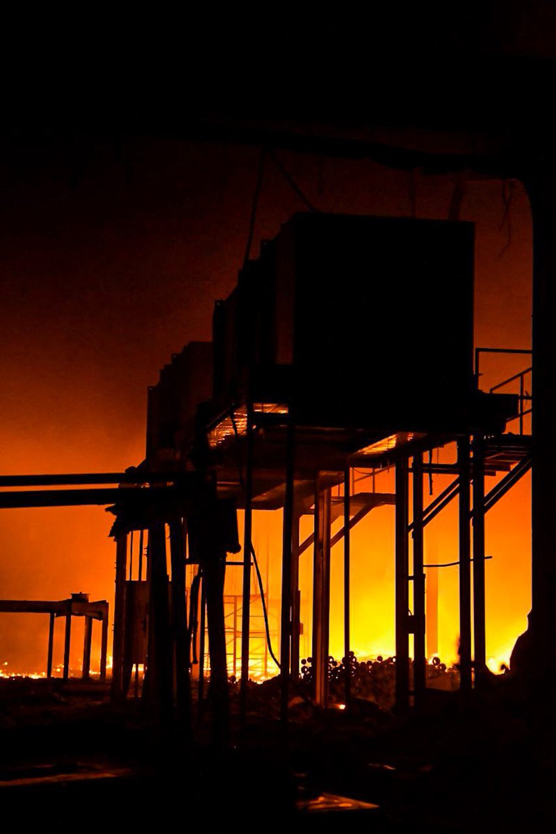 SecPrensaSV's tweet image. #ControlDeIncendio | Aproximadamente 300 familias serán evacuadas esta noche (2.8.2020) en el cantón Sitio del Niño, San Juan Opico, donde se registra un incendio en la exfábrica de baterías Récord.