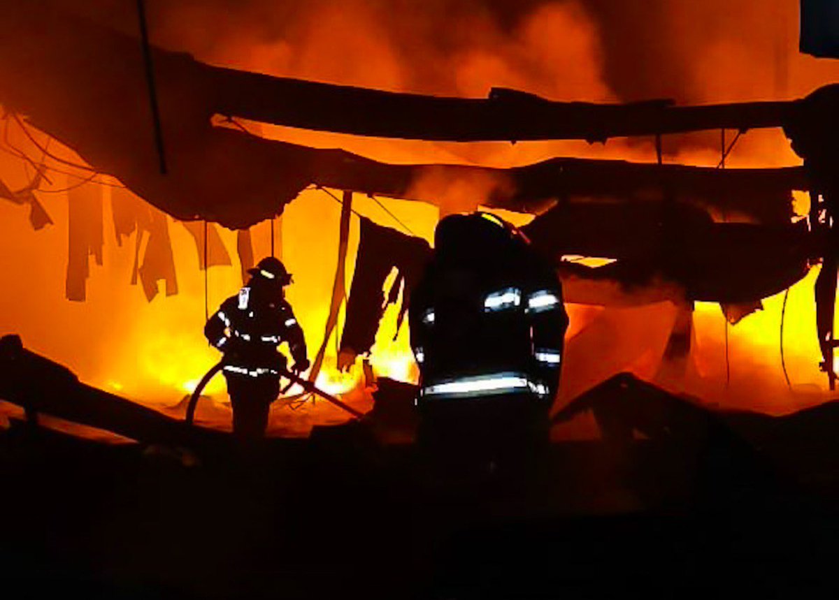 SecPrensaSV's tweet image. #ControlDeIncendio | Aproximadamente 300 familias serán evacuadas esta noche (2.8.2020) en el cantón Sitio del Niño, San Juan Opico, donde se registra un incendio en la exfábrica de baterías Récord.