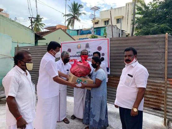 VigneshSubbian's tweet photo. #கோவை_வடக்கு_தொகுதிக்குட்பட்ட #வார்டுஎண்11 காளியம்மாள் வீதியில் கொரோனா தொற்று காரணமாக  தடை செய்யப்பட்டுள்ள பகுதியில் ( #CONTAINMENT_ZONE ) உள்ள பொதுமக்களுக்கு கோவை வடக்கு தொகுதி சட்டமன்ற உறுப்பினர் திரு.#PRGஅருண்குமார்MLA அவர்கள் காய்கறி மற்றும் மளிகை பொருள்களை  வழங்கினார் https://t.co/XBZhaSZb80
