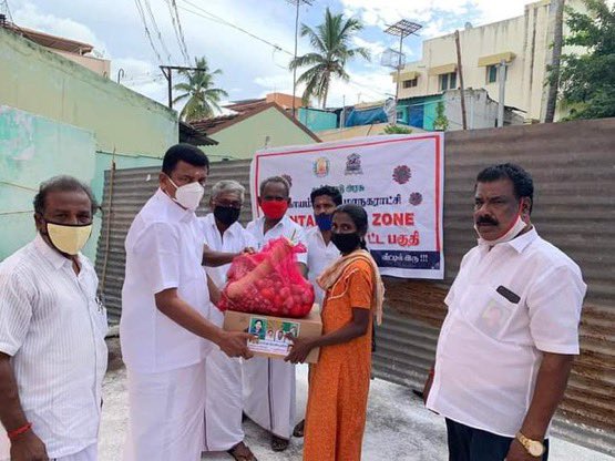 VigneshSubbian's tweet photo. #கோவை_வடக்கு_தொகுதிக்குட்பட்ட #வார்டுஎண்11 காளியம்மாள் வீதியில் கொரோனா தொற்று காரணமாக  தடை செய்யப்பட்டுள்ள பகுதியில் ( #CONTAINMENT_ZONE ) உள்ள பொதுமக்களுக்கு கோவை வடக்கு தொகுதி சட்டமன்ற உறுப்பினர் திரு.#PRGஅருண்குமார்MLA அவர்கள் காய்கறி மற்றும் மளிகை பொருள்களை  வழங்கினார் https://t.co/XBZhaSZb80