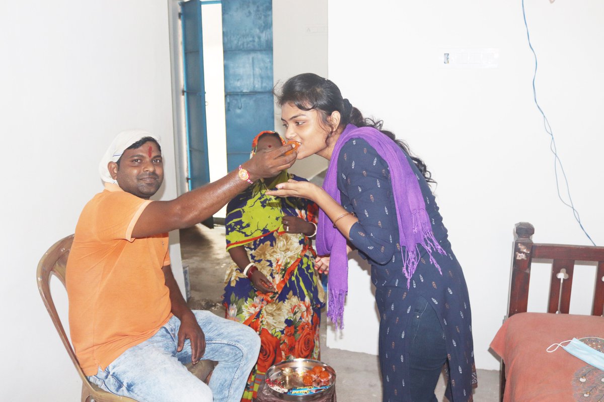 Families of our BLC beneficiary Shri Shankar Mahto and Smt. Tara Devi celebrating the festival of Raksha Bandhan first time in their newly built pukka houses under #PMAY_Urban at #Dhanbad_Municipal_Corporation_Jharkhand
<a href="/Secretary_MoHUA/">Srinivas Katikithala</a> <a href="/amritabhijat/">Amrit Abhijat</a> <a href="/vijayajadhavias/">Vijaya Jadhav</a> <a href="/PMAYUrban/">Housing For All</a>