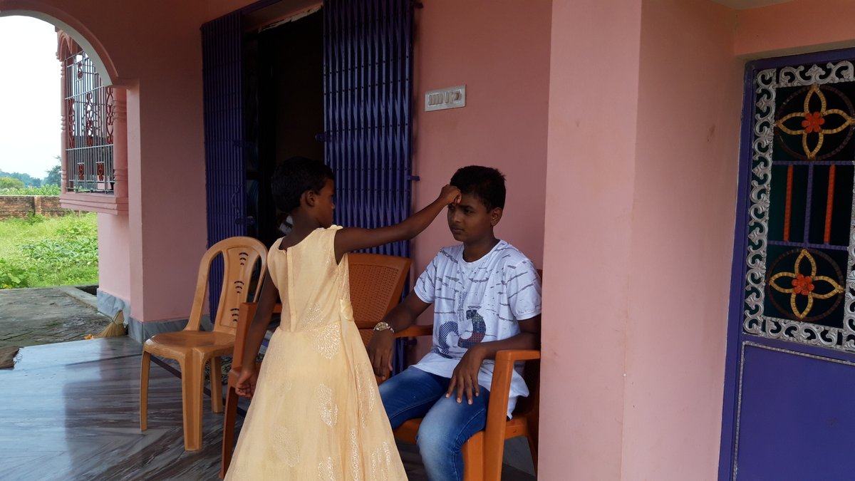 Shri Ghuran Saw and family members celebrating the festival of Raksha Bandhan first time in their newly built pukka house under #PMAY_Urban at #Simdega_Nagar_Parishad_Jharkhand
<a href="/Secretary_MoHUA/">Srinivas Katikithala</a> 
<a href="/amritabhijat/">Amrit Abhijat</a> 
<a href="/vijayajadhavias/">Vijaya Jadhav</a> 
<a href="/dc_sanjay_jas/">Sanjay Kumar, Dy. Collector</a> 
<a href="/PMAYUrban/">Housing For All</a>