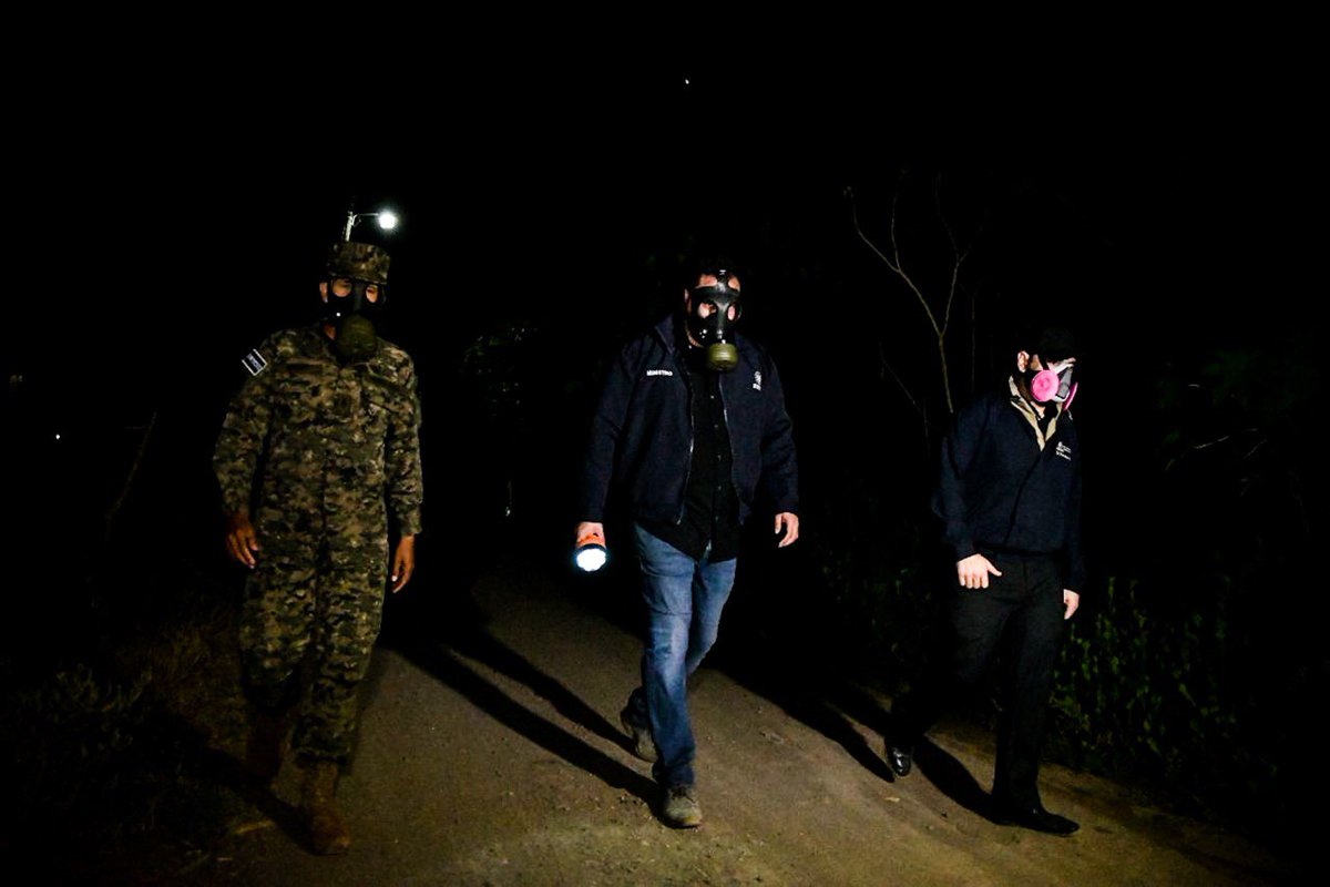 SecPrensaSV's tweet image. #ControlDeIncendio | El ministro de @GobernacionSV, @marioduran, confirmó que el incendio ha sido controlado en la zona de la exfábrica de baterías Récord. Estima que estará sofocado alrededor de la 1:00 a. m.