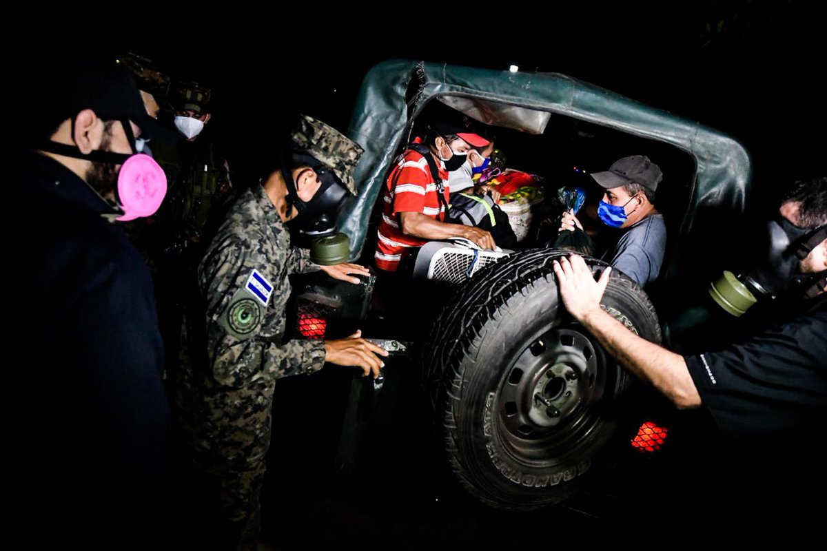 SecPrensaSV's tweet image. #ControlDeIncendio | El ministro de @GobernacionSV, @marioduran, confirmó que el incendio ha sido controlado en la zona de la exfábrica de baterías Récord. Estima que estará sofocado alrededor de la 1:00 a. m.
