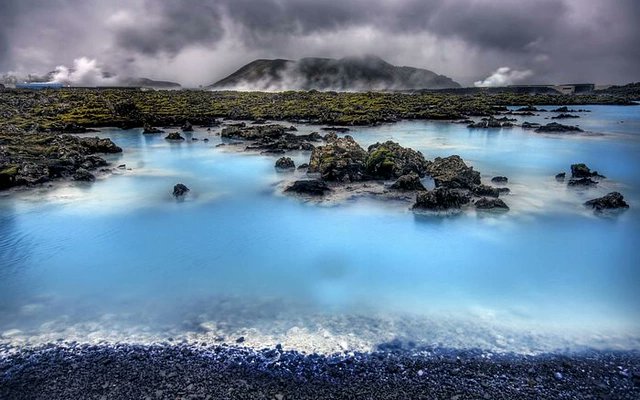 oftravelin's tweet photo. If there’s one thing that you must do while you’re in Iceland, that’s taking a dip in the Blue Lagoon! There's even an outdoor Lagoon bar - have a drink there, it's not that expensive! https://t.co/pe6h4mfj0n