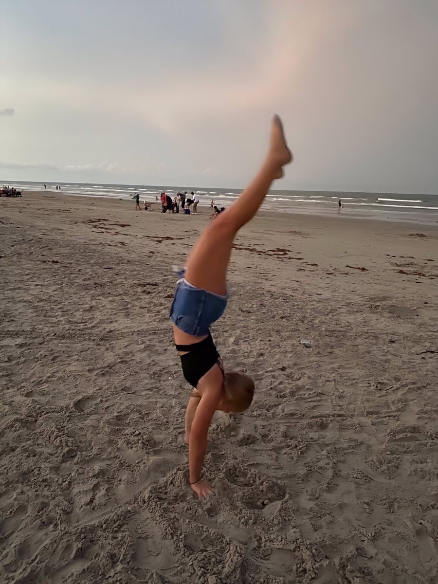 BrewerTannis's tweet photo. since everyone is going to be new here...get to know me! i am from atx, love jesus, chungus is my baby, am silly but shy,and dream of playing college softball. my fav activity is working out and i love pasta https://t.co/hHV7nx9QMT