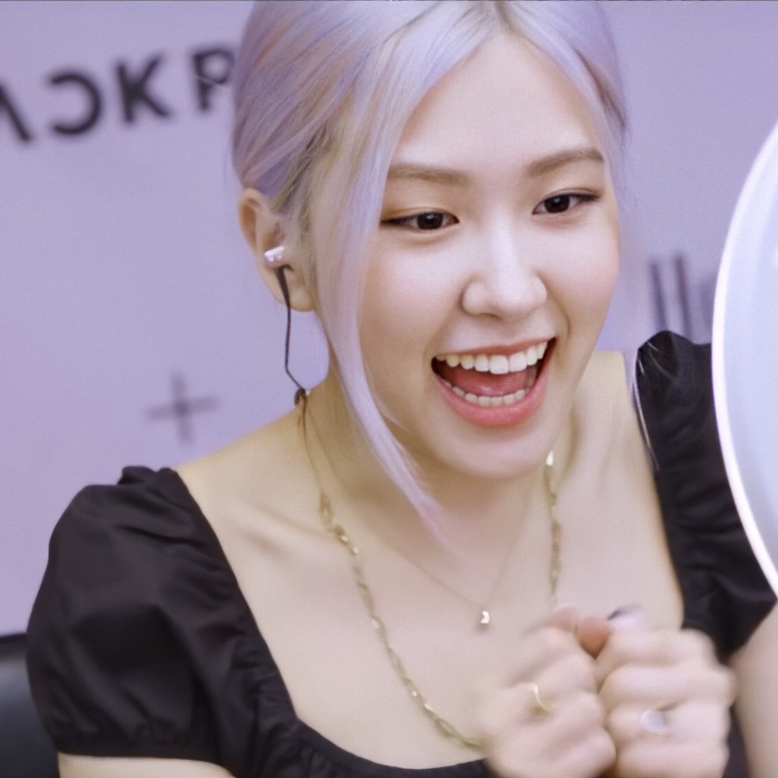 peachpurple1127's tweet photo. น้องแชงน่ารักจน���จเจ่บ ไอต้าวความรักกกก🌹🤍 #ROSÉ #로제 @BLACKPINK https://t.co/RaMJAR1Xly