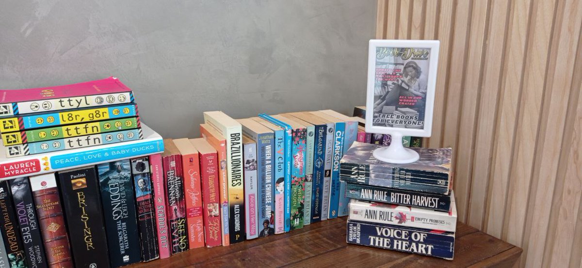 breadbn's tweet photo. What a beaut! π Check out this colour coordination at #BReadDonateAdopt at @TWOSONSCOFFEE #BReadBooksCafeEdition
(minus our #BReadBookCrates now, but don't the books look lovely like this too?) https://t.co/79F7jxU1GY