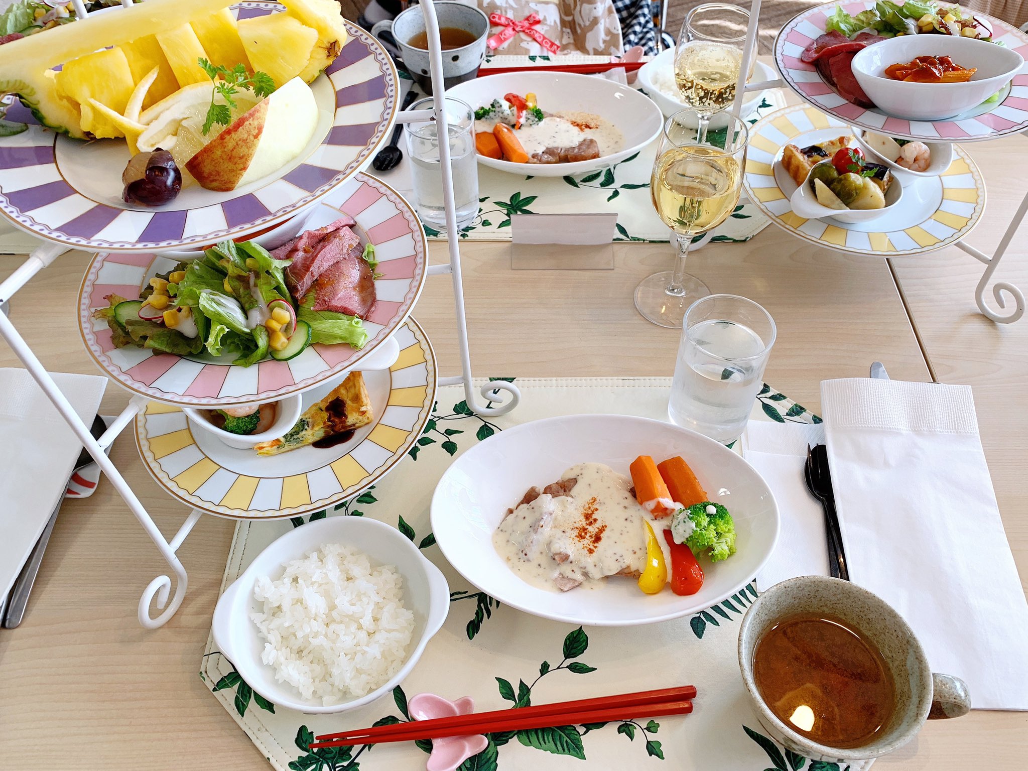 胡桃咲姫 産婦人科ご飯の写真撮ってた人見せて 産後数日はお粥でしたが 退院近くにはお祝い膳やお食事会等とっても豪華で嬉しかったです 入院中このお食事に癒されていました 胡桃咲姫 産婦人科ご飯の写真撮ってた人見せて 産後数日はお粥でしたが 退院近くにはお祝い膳やお食事会等とっても豪華で嬉しかったです 入院中このお食事に癒されていました