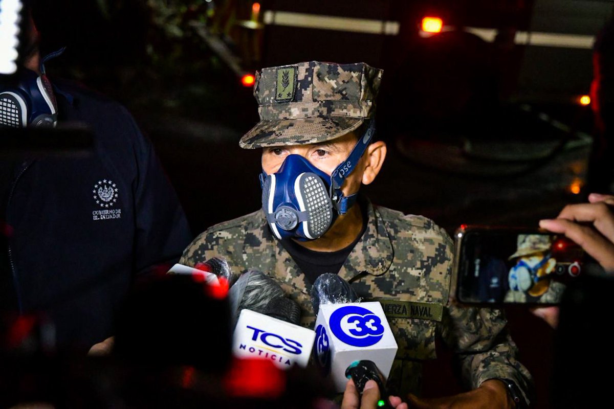 SecPrensaSV's tweet image. #ControlDeIncendio | El ministro de la @DefensaSV, 
@merino_monroy, al igual que las autoridades de los ministerios de @GobernacionSV y @SaludSV, permanecerán en la zona de la exfábrica de baterías Récord hasta que el incendio sea sofocado.