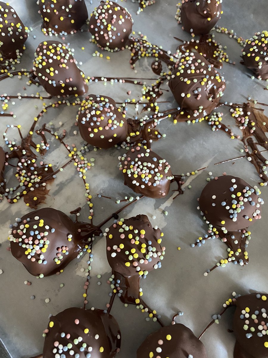CaaarlyStein's tweet photo. Once upon a time, 13 year old me was obsessed with Cake Boss and then went to college and turned into Culinary Car and then Crave to Create was born🤪😍🤩👩🏻‍🍳✨

https://t.co/J7JHB2PuUN https://t.co/L3HOkzlW0f