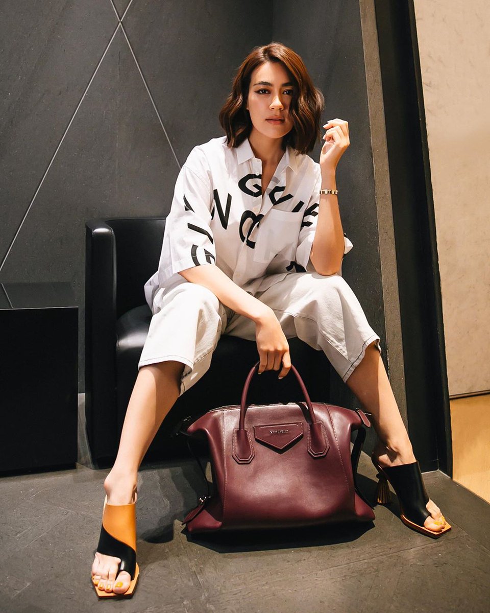 LoveKKimmy's tweet photo. To celebrate Antigona’s 10th anniversary with Khun @kimberleykimmy through her personal pictures to illustrate their take on the bag’s versatility, from rigid to supple.
#GivenchyAntigona
#GivenchyBag #GivenchyFamily
#ppsociety
#คิมเบอร์ลี่
#kimmy_kimberley
Cr.@PPGroupThailand https://t.co/teOt1tXtBF