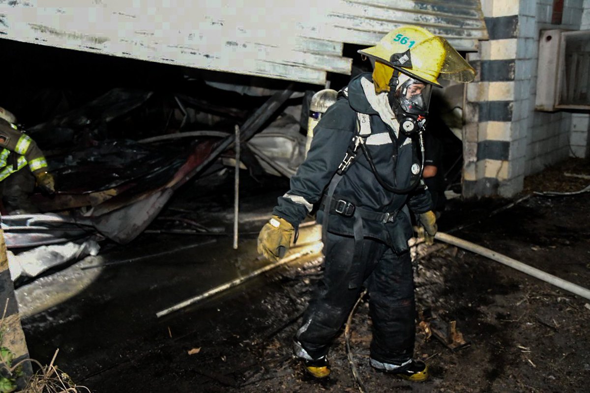 SecPrensaSV's tweet image. #ControlDeIncendio | El Presidente @nayibbukele ordenó al ministro de @AgriculturaSV, @Anlikerinfante, habilitar las instalaciones de la Escuela Nacional de Agricultura (ENA) como centro de albergue para las familias afectadas por el incendio en la exfábrica de baterías Récord.