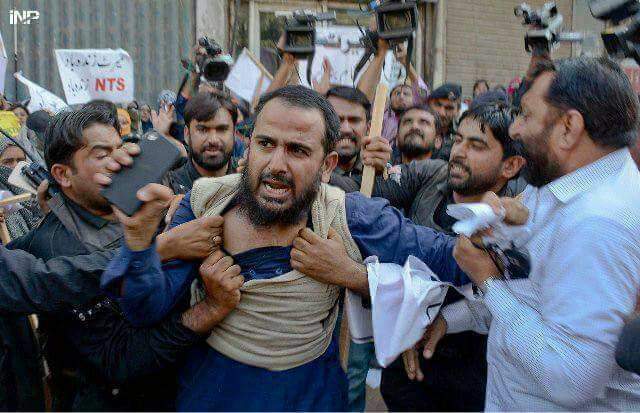 GulLaghari12's tweet photo. موت مقدر سوڀ حياتي 
جيل اسان جا جيون ساٿي 
ڏندا ٻيڙيون ڦاسي گھاٽ
پوء به اسان جو اوچا ڳاٽ
من جھورين ٿيون تنھنجون گوليون
پوء به اسان جون ساڳيون ٻوليون
 ريگيولر ڪريو
 ريگيولر ڪريو
#RegularizeSindhTeachers
@CM_Sindh @SaeedGhani1 @IBAheads
@zamirghumro
@KhudaDinoShah2 https://t.co/a7RVqLlzx8