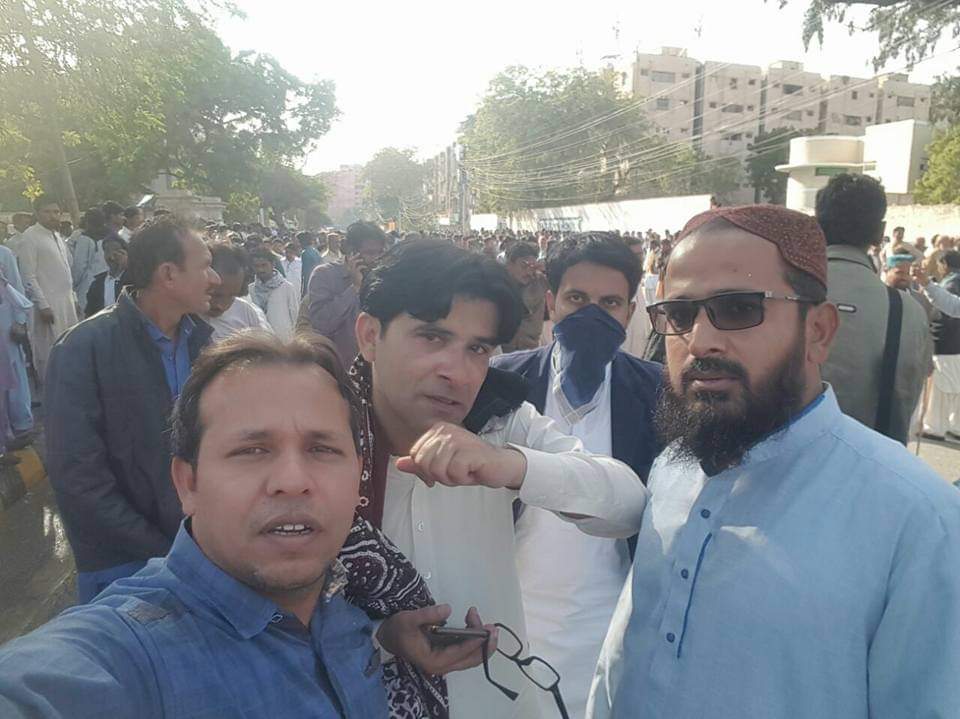 GulLaghari12's tweet photo. موت مقدر سوڀ حياتي 
جيل اسان جا جيون ساٿي 
ڏندا ٻيڙيون ڦاسي گھاٽ
پوء به اسان جو اوچا ڳاٽ
من جھورين ٿيون تنھنجون گوليون
پوء به اسان جون ساڳيون ٻوليون
 ريگيولر ڪريو
 ريگيولر ڪريو
#RegularizeSindhTeachers
@CM_Sindh @SaeedGhani1 @IBAheads
@zamirghumro
@KhudaDinoShah2 https://t.co/a7RVqLlzx8