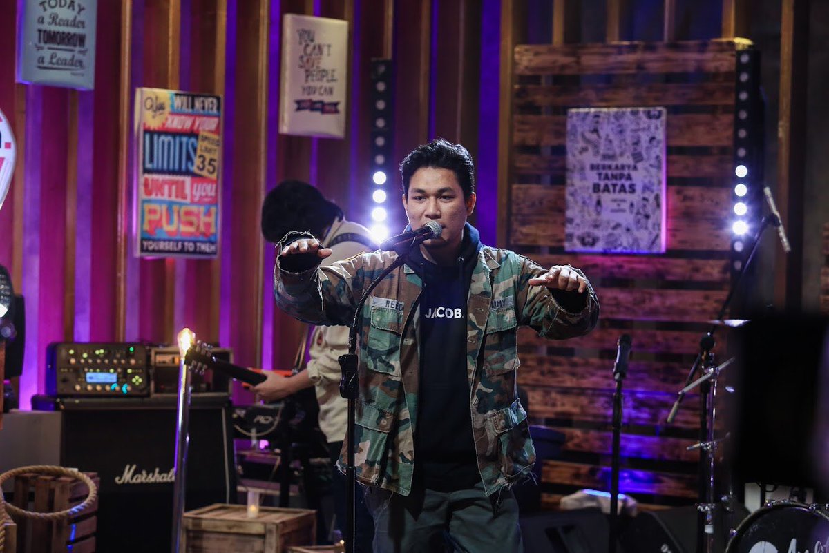 band_Armada's tweet photo. Kumpulan foto keseruan saat tampil untuk #WOWkustik persembahan @smartfrenworld episode 3 pada Sabtu lalu (1 Agustus 2020).
Foto dokumentasi @stagexedge. #smartfrenWOW #WOWconcert #ARMADA2020 https://t.co/SkNwj1Egwy