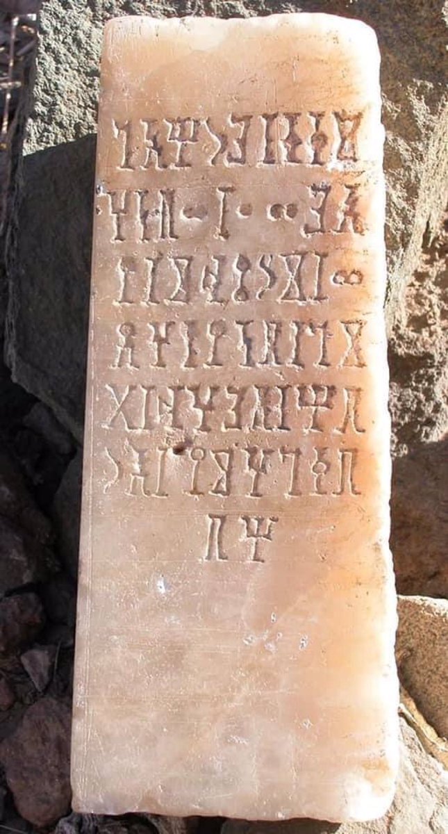 GreaterIraq's tweet photo. The ancient Yemeni civilization which was built by the ancient yemeni Jews and pagans, is under attack by The Saudi and Emirati forces, Thousands of the ancient relics have been stolen by the Emirati Mercenaries and ancient sites Were destroyed  by the Saudis. https://t.co/3nYnhE0Olv