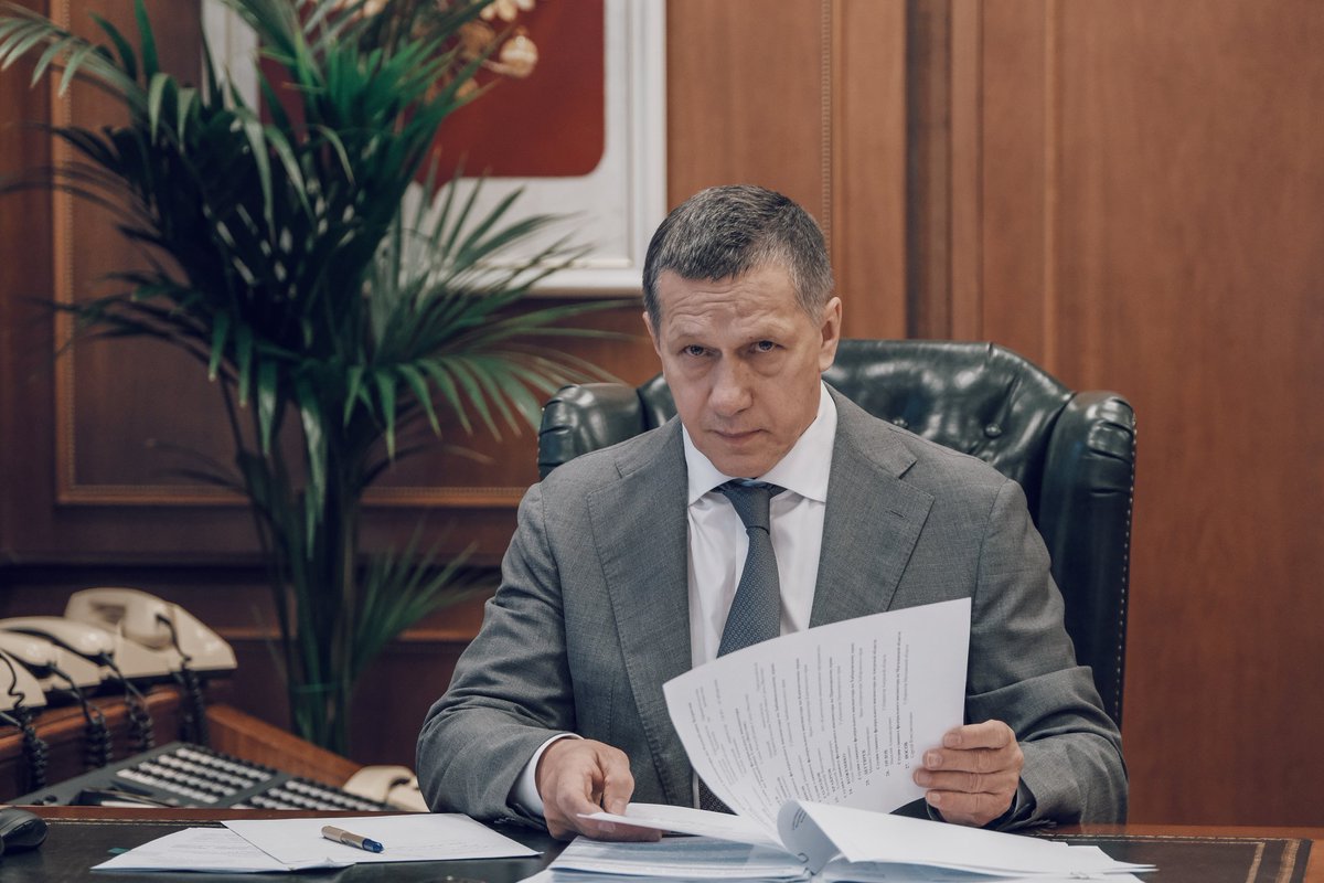 MinVostok's tweet photo. Юрий Трутнев поручил ФАС совместно с Минэнерго и Минфином проанализировать всю цепочку создания прибавочной стоимости авиационного топлива на Дальнем Востоке и в двухнедельный срок представить в Правительство РФ предложения по снижению цены до среднероссийского уровня. https://t.co/MhWLQOHLFp