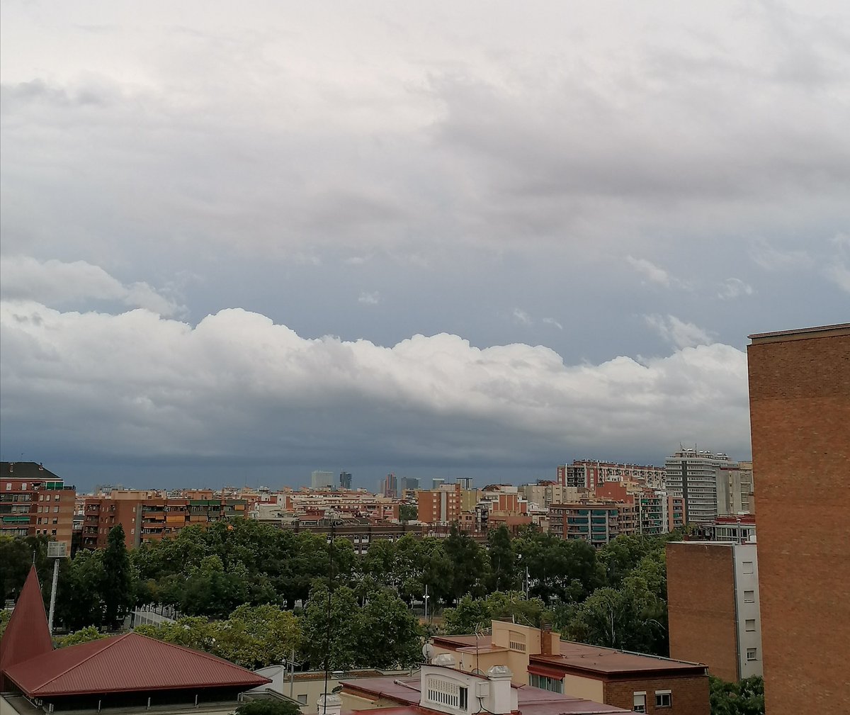 Nubes sobre Barcelona @eltempsTV3 <a href="/btveltemps/">btv el temps</a> @TempoAficionado <a href="/tiempobrasero/">Tutiempo</a>