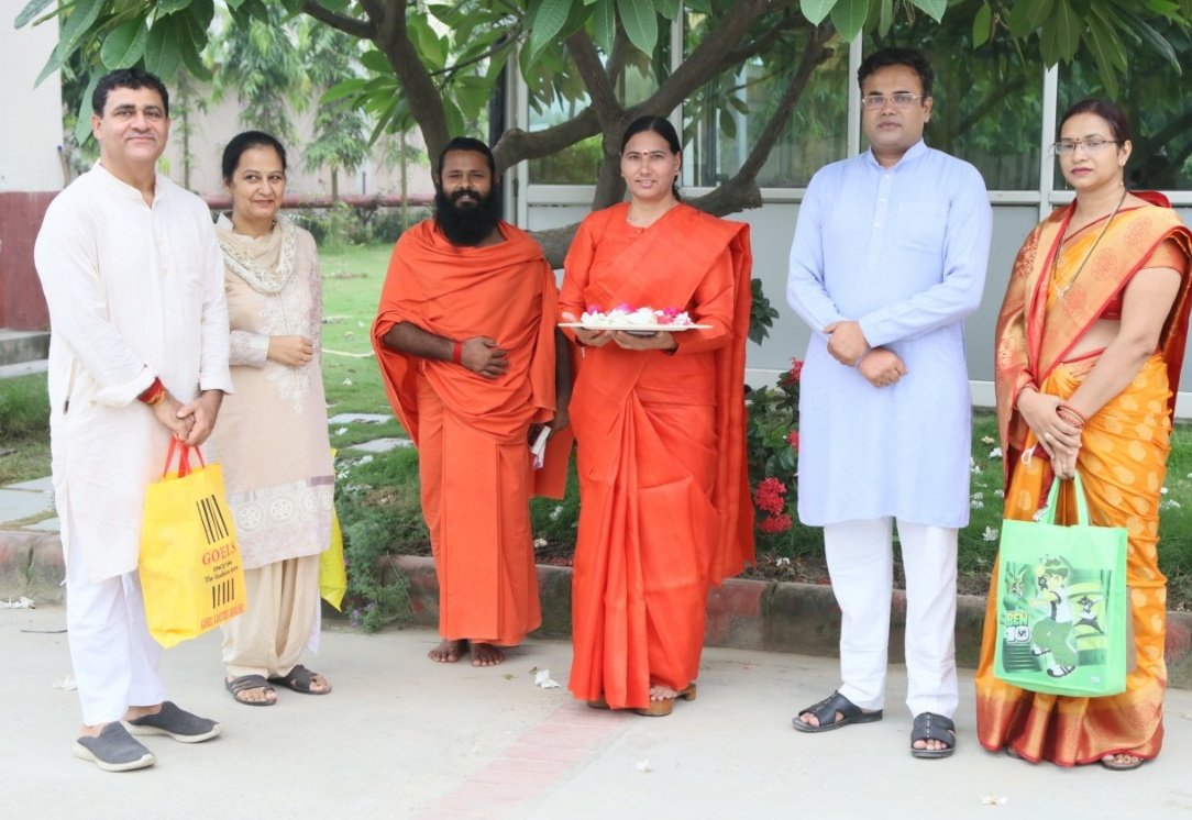 DrJaideepArya's tweet photo. #रक्षाबंधन के पावन पर्व पर समस्त
#बहनों को एक सुरक्षित समाज मिल पाए, 
राष्ट्र में हर जगह उनका सम्मान बढ़े 
इसके लिए हम  प्रतिबद्ध होते हैं और उसके लिए निरंतर प्रयासरत रहने का संकल्प लेते हैं

इस रक्षाबंधन पर्व पर
 देशवासियों की प्रभु हर प्रकार से रक्षा करें ऐसी प्रार्थना करते हैं https://t.co/ajUPoQxPzB