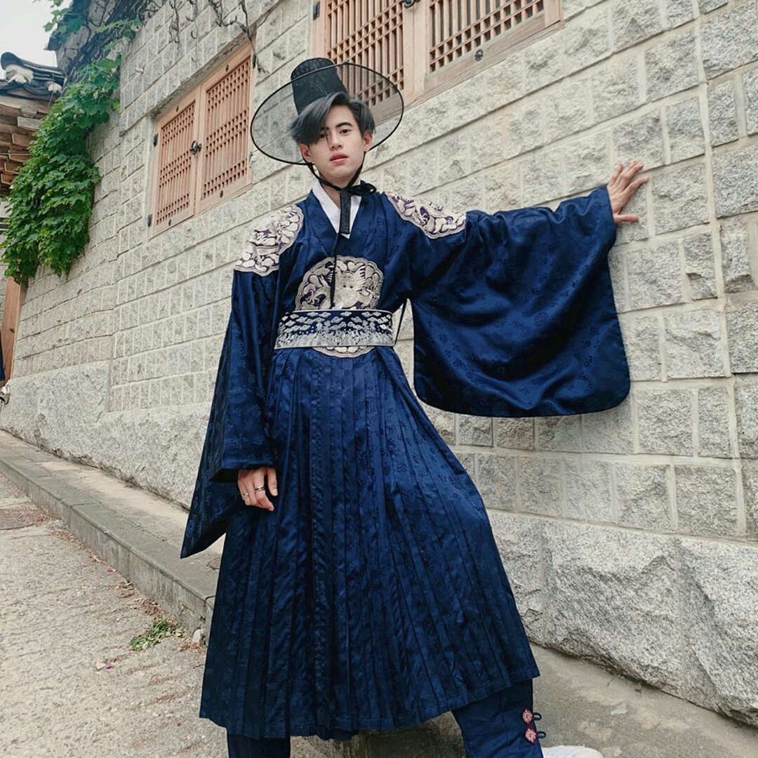istg he looks really good in hanbok 