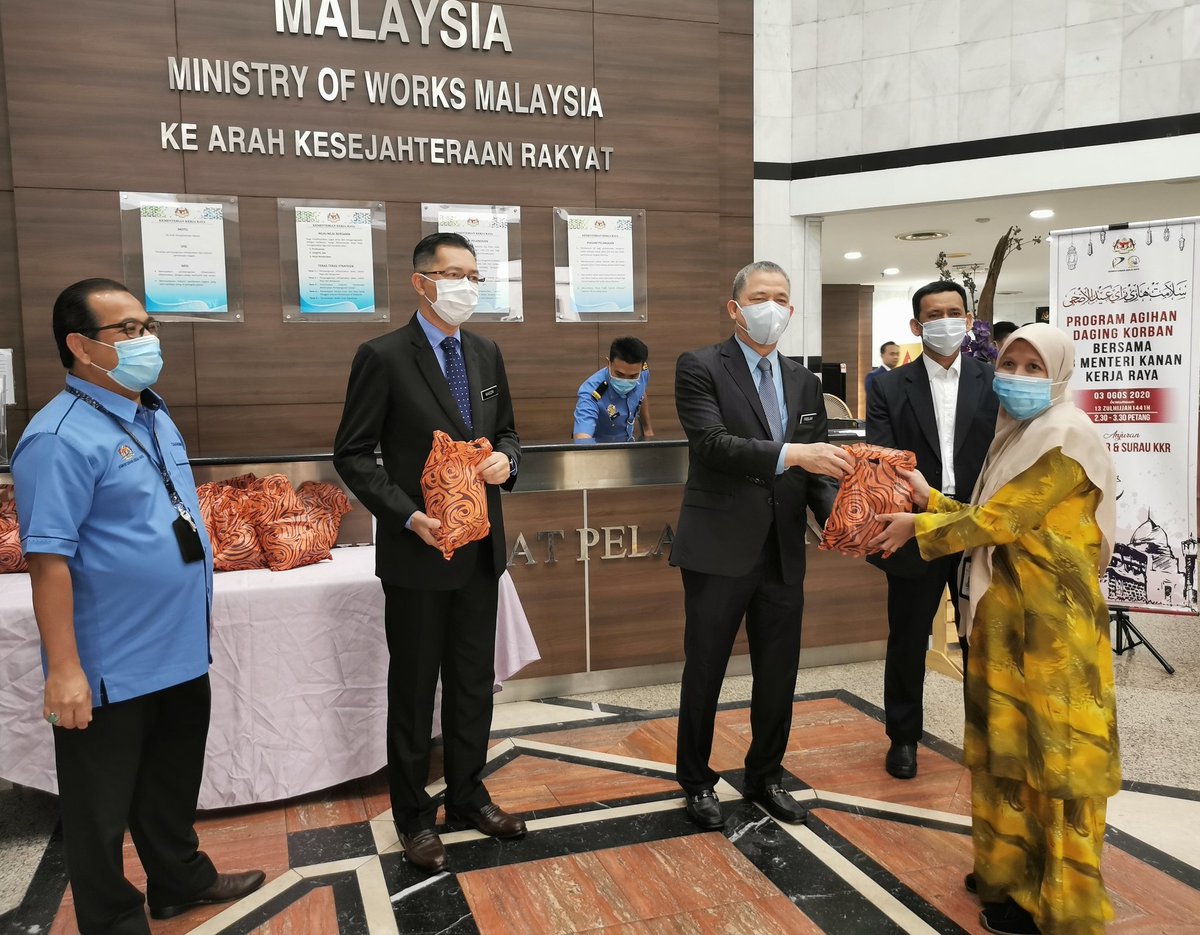 YB Menteri Kanan Kerja Raya <a href="/PetraJayaMP/">Fadillah Yusof 🇲🇾</a> diiringi TKSU(P) mengagihkan daging korban kepada Warga Kerja Raya yang dianjurkan oleh Kelab Sukan dan Kebajikan KKR di perkarangan lobi Blok A sebentar tadi.