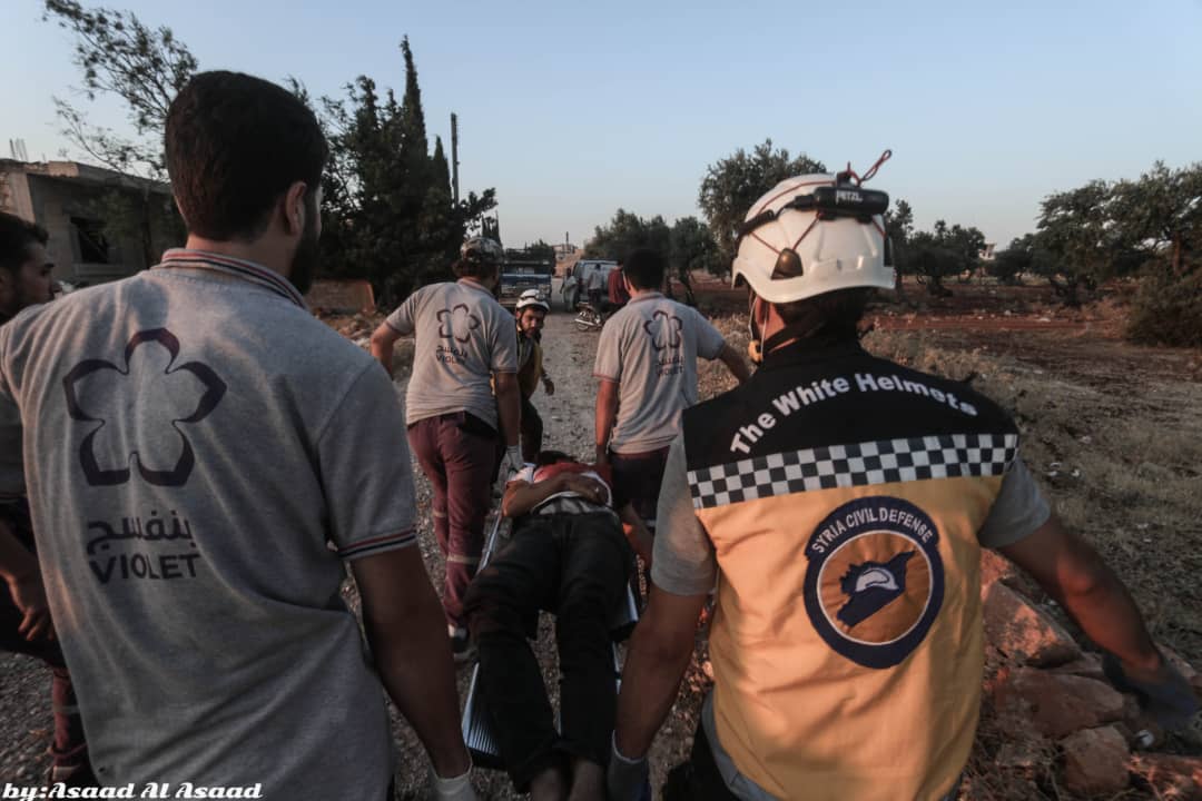 media_idlib's tweet photo. مقتل 3 مدنيين من عائلة واحدة وإصابة 7 آخرين، فجر اليوم الإثنين 3 آب
جراء استهداف الطائرات الحربية الروسية ومدفعية النظام أطراف مدينة بنش وخيم للنازحين، بخمس غارات جوية و10 قذائف مدفعية.
فرق الدفاع المدني أسعفت المصابين إلى المشفى وانتشلت جثامين القتلى وأخمدت النيران https://t.co/l2JxmNMPA4
