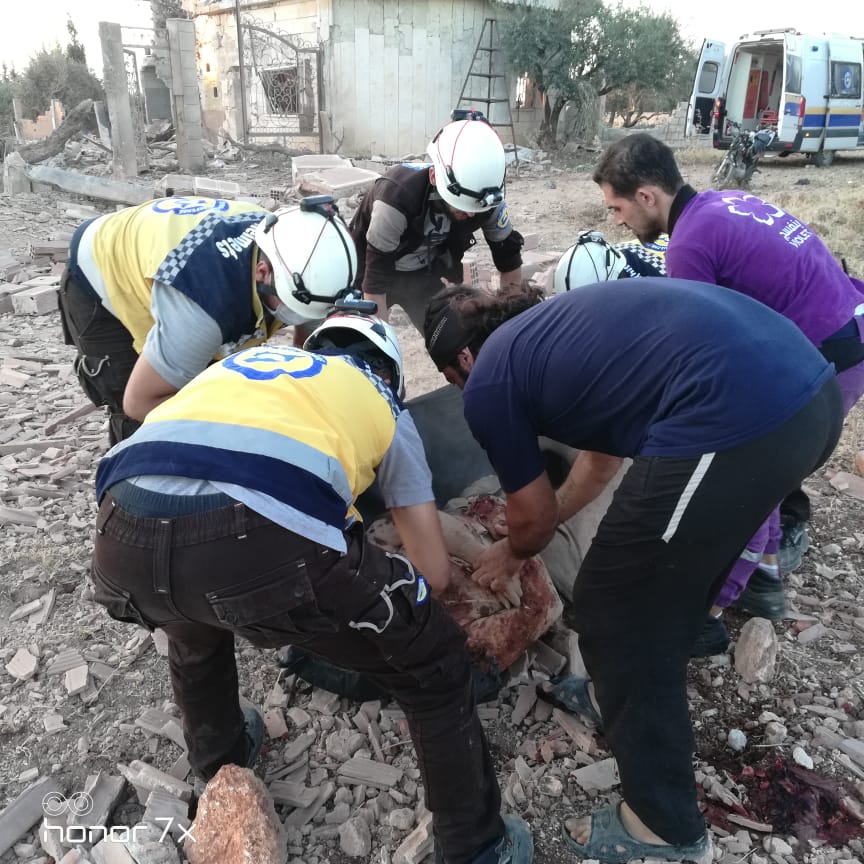 media_idlib's tweet photo. مقتل 3 مدنيين من عائلة واحدة وإصابة 7 آخرين، فجر اليوم الإثنين 3 آب
جراء استهداف الطائرات الحربية الروسية ومدفعية النظام أطراف مدينة بنش وخيم للنازحين، بخمس غارات جوية و10 قذائف مدفعية.
فرق الدفاع المدني أسعفت المصابين إلى المشفى وانتشلت جثامين القتلى وأخمدت النيران https://t.co/l2JxmNMPA4