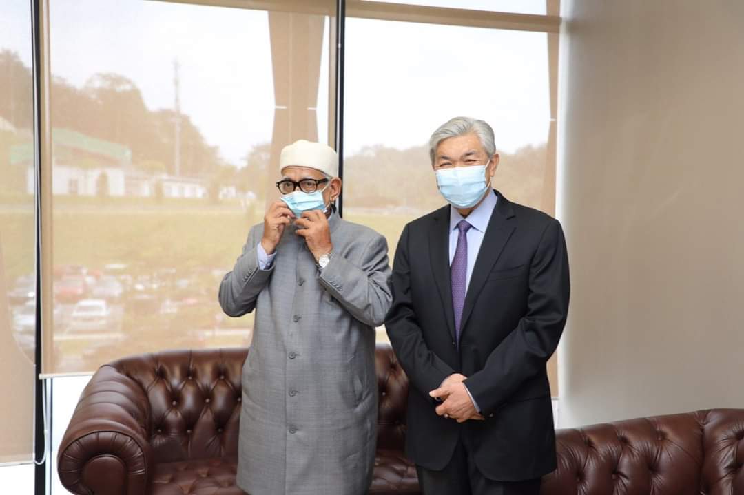Sahabat sejati bukanlah mereka yg memiliki banyak persamaan, tapi mereka yg memiliki pengertian terhadap setiap perbezaan. Muafakat Nasional adalah muafakat utk semua. Bersembang bersama Dato' Seri Tuan Guru Haji Abdul Hadi Awang di Parlimen sebentar tadi.
#MNBangkit