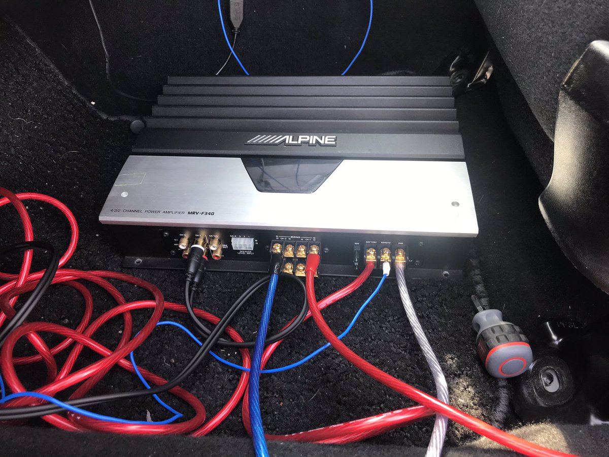 のぶ夫 とりあえずアンプ接続完了 ブリッジ接続でウーファー2つ 配線隠すのめんど D
