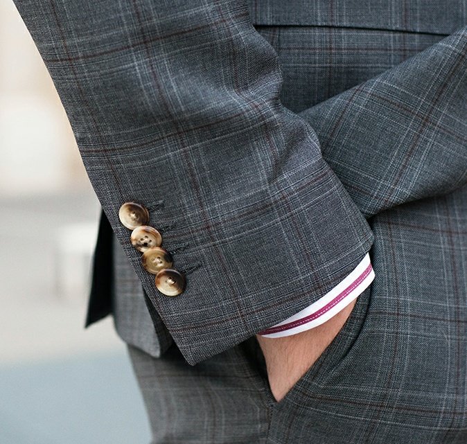 4 - les boutonnières.généralement sur les vêtements prêt à porter ils sont déjà cousuent donc impossible de les ouvrir, mais si vous avez la possibilité de porter un costume sur mesure, pensez toujours à laisser les derniers boutons ouverts pour plus d'esthétique.