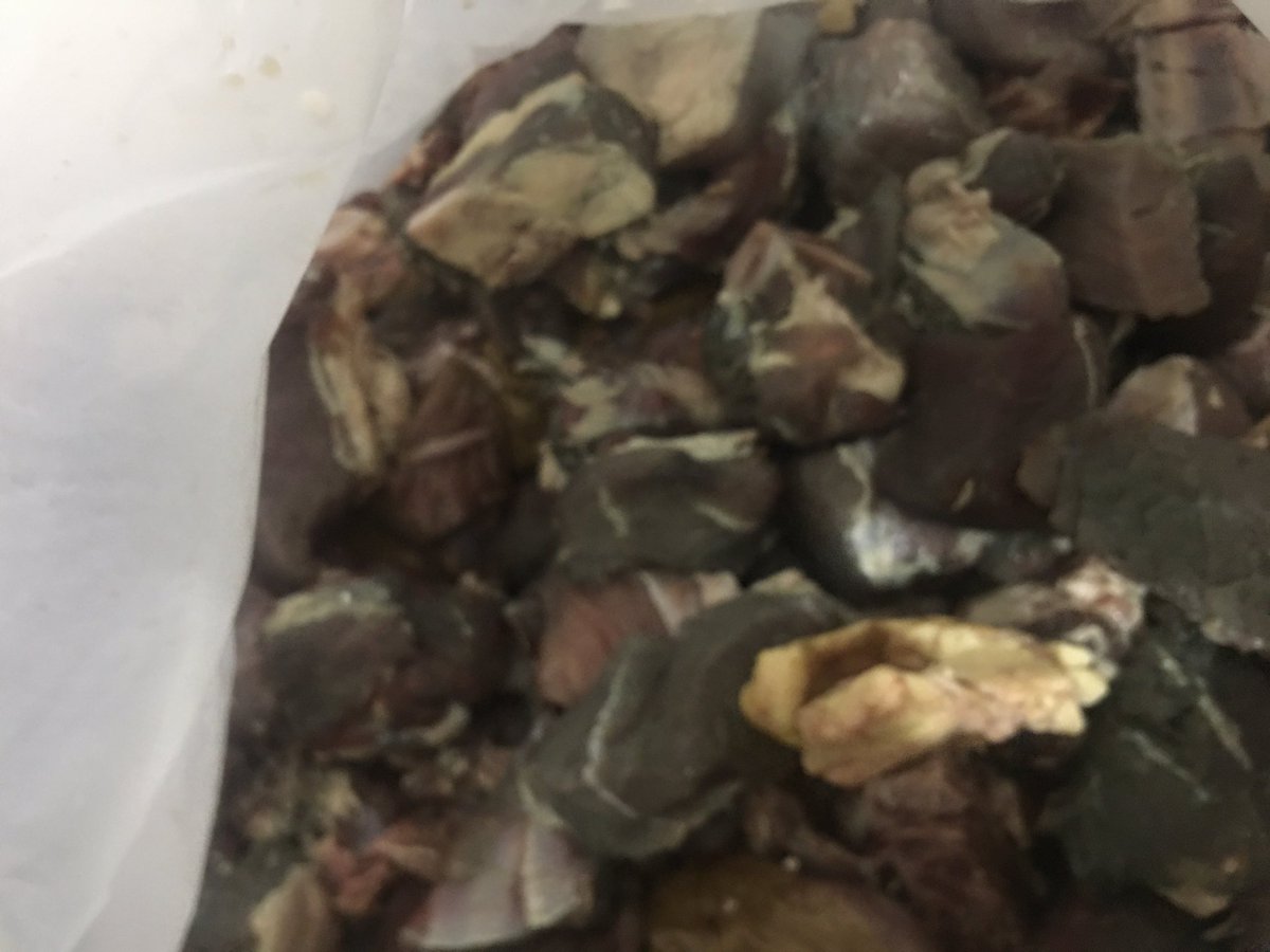 MehakAlvi14's tweet image. یہ ہے وہ سڑا ہوا، بد رنگ اور بدبودار گوشت جو اے آر وائی نے 28 ہزار روپے لے کر حصے کے طور پر بھیجا۔ مسلسل شکایات درج کرانے پر بھی شنوائی نہیں ہوئی۔ رات 12 بجے نمائندے نے فون کر کے کہا کہ شکایت کا فائدہ نہیں۔ جو بگاڑنا ہے بگاڑ لو۔@Salman_ARY #aryfraud #arymeat