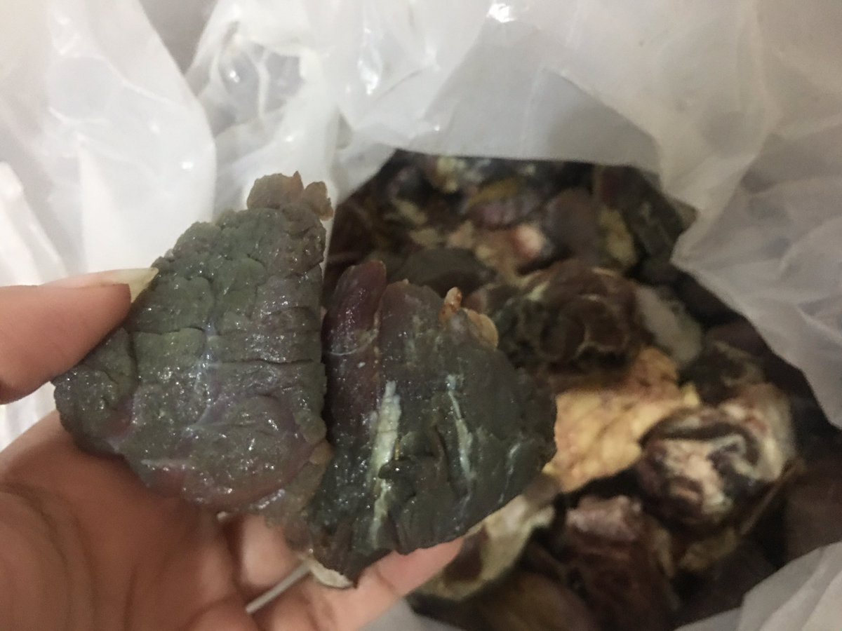 MehakAlvi14's tweet image. یہ ہے وہ سڑا ہوا، بد رنگ اور بدبودار گوشت جو اے آر وائی نے 28 ہزار روپے لے کر حصے کے طور پر بھیجا۔ مسلسل شکایات درج کرانے پر بھی شنوائی نہیں ہوئی۔ رات 12 بجے نمائندے نے فون کر کے کہا کہ شکایت کا فائدہ نہیں۔ جو بگاڑنا ہے بگاڑ لو۔@Salman_ARY #aryfraud #arymeat