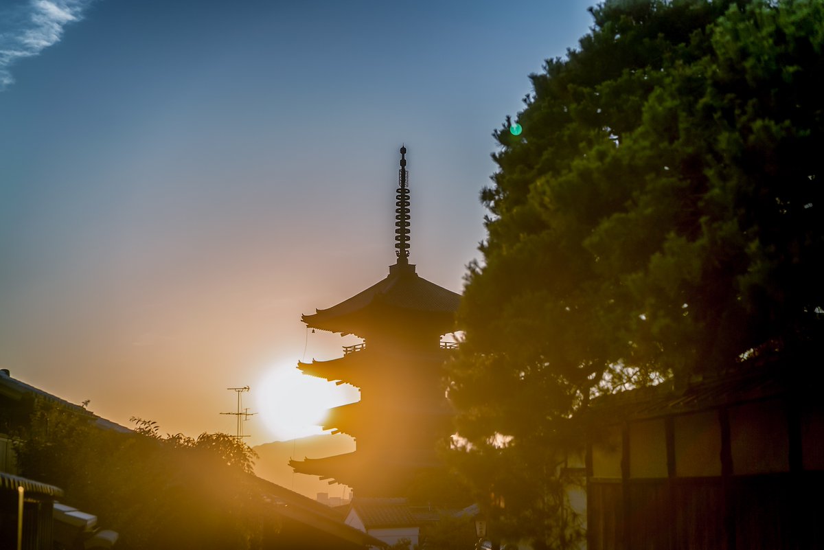 admaru0005's tweet photo. 夕暮れ時の八坂の塔
#そうだ京都行こう #額装のない写真展 #八坂の塔
#ファインダーの越しの私の世界
#kyoto #kyotojapan #kyotosunset https://t.co/Tdw0CIHDHj