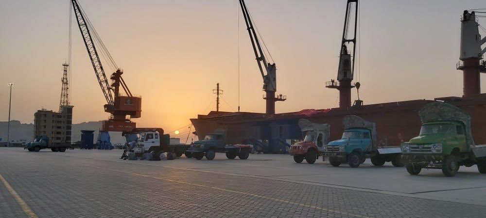 Portlinkpk's tweet photo. #Gwadar Port Operstions:Ship carrying 17000 tons DAP arrived.Being transported to Afghanistan on 550 trucks
60% via Chamman.1st time bagging of #bulkcargo been done locally instead of foreign ports.Local employment generated&amp; transport business boosted #CPEC #CPECMakingProgress https://t.co/9xEh5vySow