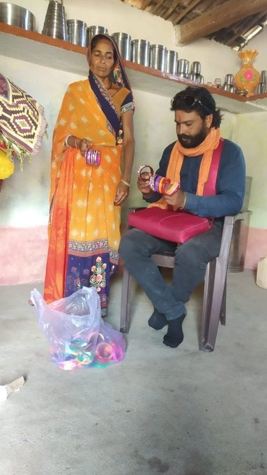truptilahiri's tweet photo. CEI will be forming Self-Help Group of rural women of Sirpoi village (Agar District, Madhya Pradesh) whom Vilam ji will be now training in bangle-making business enterprise. Creating Rural Women Entrepreneurs have been one of the main features of #CEIResiliencySolutions https://t.co/3qKpeOJreV